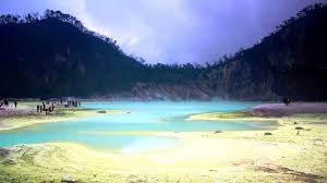 Sepanjang jalan akan terlihat hutan alami khas pegunungan. Panduan Wisata Dan Harga Tiket Masuk Kawah Putih Ciwidey Bandung