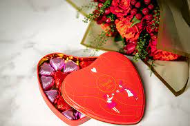 Rose day is the first day of valentine's week and it is celebrated by youths and they gift rose to their loved ones. Valentine S Day Gift Guide 2021 Best Gift Ideas For Him Her Eataly