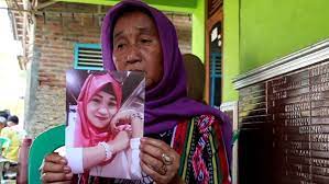 Yesterday, ahmed salim went on trial in the high court for murdering domestic worker nurhidayati wartono surata, 34, in a room at the golden dragon hotel in geylang on the evening of dec 30, 2018. Tki Perempuan Asal Indramayu Tewas Di Singapura Diduga Dibunuh Bagian 1