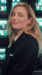 Gillian is blonde again, which bodes well for the movie filming soon! (This  is from the Vanity Fair party this past weekend) : r/community