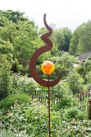 Edelrost Gartenstecker Gartenstab Sichel Mit Glaskugel Xxl 1 75m Gartendeko Garten Terrasse Dekoration Gartenfiguren Glaskugel Gartenstecker Edelrost
