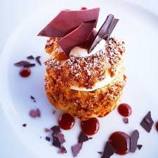 Chou Craquelin Cœur Pomme Au Caramel Beurre Sale Nuage Vanille Et Tuiles Aux Deux Chocolats Menubistronomique Chou Craquelin Pomm In 2020 Food Breakfast Toast