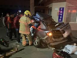 就此所生之車禍損害賠償事件，鑑於事出意外，雙方願相互讓步，成立和解， 其和解內容如下： 一、乙方願賠償 方新臺幣(下同) 元整 含 方機車修理費 元；但不 含強制責任險 ，並於 年 月 日本和解書作成之日當場以現金交付 予方收執，不另製據。 å°å—ç„¡ç…§è‡ªæ'ž6æ­»è»Šç¦ è»Šå…§ä½ç½®åœ– æ›å…‰3å°æƒ…ä¾¶æœ€å°åƒ…16æ­²