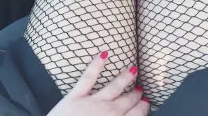 PORNO AMATORIALE MILF ITALIANA MOANA IN FISHNET TIGHTS, SKIRT, TEASING  ,LEGS AND PUSSY IN CAR