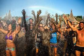 Rund 15 000 Festivalfans Feiern Bei Sommerwetter Auf Dem Ozora Festival In Ungarn Das Hippie Spektakel Findet In Dem 16 Bild Der Tag Sommerwetter Und Fotos