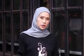 Gambar baju atasan wanita hitam polos hd download now jual baju atas. 7 Warna Hijab Yang Cocok Untuk Baju Hitam Polos Anda Womantalk