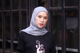 Warnanya dress putih tulang cocok di kombinasikan dengan jilbab pashiman warna cream. 7 Warna Hijab Yang Cocok Untuk Baju Hitam Polos Anda Womantalk