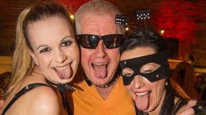 Das Trauma-Gschnas in Lack und Leder