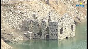 Ponte tibetano fabbriche di careggine. Il Lago Di Vagli Si Abbassa Ed E Caccia Ai Tetti Di Fabbriche Di Careggine Youtube