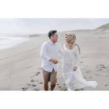 Setidaknya ada 15 macam konsep dari foto prewedding yang bisa menjadi referensi anda. Wah Deretan Outfit Ini Menarik Banget Untuk Tema Foto Prewedding Hijab Cek Inspirasinya Di Sini