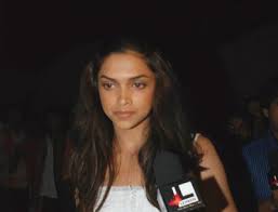 Deepika padukone swears by neutrogena sun block because she believes that the sun does a lot of damage to our skin and it begins internally with pigmentation, freckles and uneven skin tone. Top 10 Deepika Padukone Without Makeup Images 8 Is Surprising