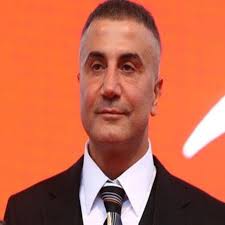 Sedat peker, aliye uzun\'un burhan kuzu\'yu, uyuşturucu baronu naci şerifi zindaşti ile aynı masaya oturttuğunu iddia etmişti. Sedat Peker Kimdir Kac Yasinda Nereli Boyu Ve Kilosu Biyografi Sitesi