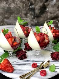 Panna Cotta A La Vanille Avec Framboises Et Fraises Gateaux Et Desserts Recettes De Cuisine Cuisine Et Boissons