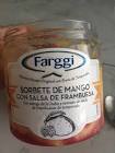Helado De Sorbete De Mango Con Salsa De Frambuesa