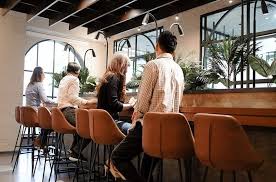 Ruang kantor yang menggunakan partisi kaca biasanya untuk ruangan dengan dinding penuh. 5 Jenis Tata Ruang Kantor Yang Biasa Diterapkan Perusahaan Hidupcu Com