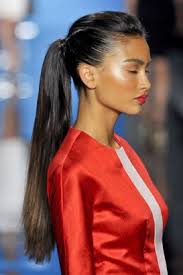 Les cheveux courts (on parle des coupes des filles) sont censés rester l'une des top tendances capillaires en 2018. Coiffure 25 Facons De Reinventer La Queue De Cheval