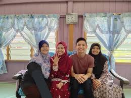 Hukum bertunang dalam islam adalah sunat. Viral Gadis Pakai Baju Kurung Simple T Shirt Di Majlis Pertunangan
