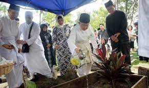 Pada 1986 baginda berkahwin dengan puan nur lisa idris binti abdullah warga amerika syarikat pada tahun 1988. Isteri Tengku Razaleigh Meninggal Dunia