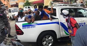 Jun 29, 2021 · en las siete provincias restantes, es decir, duarte, espaillat, la altagracia, la vega, samaná, santiago y puerto plata, el toque de queda se mantiene de lunes a viernes desde las 10:00 p.m. Detienen 954 Personas Por Violar Toque De Queda Hoy Inicia A Las 5 00 De La Tarde
