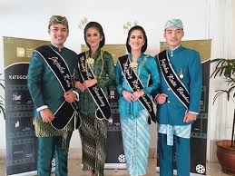 Sesuai dengan perkembangan zaman saat ini pakaian adat khas sunda telah mengalami pengembangan dengan desain yang disesuaikan di zaman modern saat ini, dengan tidak meninggalkan ciri khas yang. Mengenal Berbagai Jenis Pakaian Adat Jawa Barat Dan Keunikannya Orami