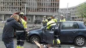 22 haziran 2011'de, yaklaşık olarak 500 gencin katıldığı utoya adasındaki yaz kampına muhafazakar kesim tarafından ağır silahlarla saldırı düzenlenir. Hvilke Bilder Sa Vi Av 22 Juli Terroren