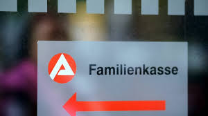 Im gegensatz zu minderjährigen kindern, für die die familienkasse das kindergeld bis zum 18. Wer Kontrolliert Die Kindergeld Auszahlung Von Berlin Ins Ausland B Z Berlin