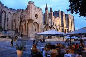 The city is situated on the left river of the rodano river, where this fold forming an elbow. Avignon A Major Historic City Of The South Of France The Good Life France