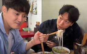 Ăn 7 món Huế một lúc, khách Hàn Quốc tấm tắc khen nước mắm