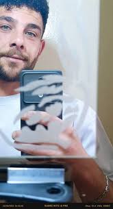 مرة تانية مرة تانية 😁 بونجور للشعب ولمواهبو الحلوة أنا محمود عمري 27 ..  شيف غربي تعلمت لحالي واشتغلت بالشيراتون وبأكتر من مكان وحاليا بلشت لحالي  وفتحت شغلي الخاص وعندي نفس رهيب