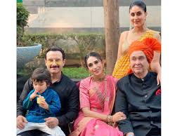 In Pic Saif Ali Khan Kareena Kapoor And Karisma Kapoor Pose For A Family Portrait But It S Taimur Ali Khan Who Is Winning Our Hearts In This Picture Hindi Movie News You and kareena so perfect together pic.twitter.com/jpwdjunckc.