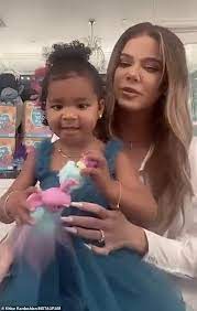 Khloé first announced she was pregnant in december of 2017. Khloe Kardashian And True Talk Potty Training In Instagram Live Video Khloe Kardashian Kardashian Kids Dream Kardashian