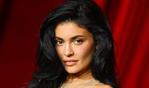 Kylie Jenner Unveils Bold Hair Transformation From Iconic Era