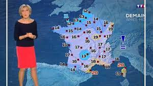 Her father was a commercial director and her mother a perfume store owner. Video Evelyne Dheliat Donne La Meteo De Thouars Et Reussit Le Defi De Fun Radio