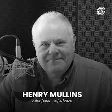 Desde la dirección de Aspen, lamentamos informar la partida física de  nuestro querido amigo y compañero Henry Mullins, pilar fundamental de la  radio. Hasta siempre querido Henry gracias por compartir tu talento