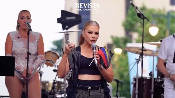 Alicia Machado fue duramente criticada en redes sociales tras compartir  videos disfrutando de un concierto del cantante mexicano Carín León, donde  aparecía bebiendo.Aquí tienes los detalles de la polémica:El Motivo de la