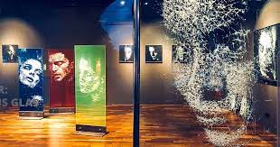 Shattered Glass Portraits By Simon Berger Shattered Glass Glass Artwork Glass Art