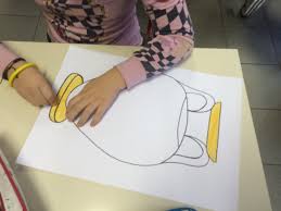 Piegare un foglio a metà, disegnare una parte dell'oggetto. Classe 5a Vasi Greci Tecnica A Graffito Maestramarta