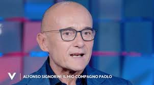 Ecco chi è paolo galimberti, il fidanzato di alfonso signorini, i due stanno insieme da 19 anni. Signorini Fidanzato Con Paolo Galimberti Da 19 Anni Mia Madre Morta Con Addosso La Sua Maglietta