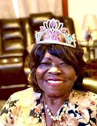 Roslyn Davis's Instagram, Twitter & Facebook