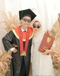 Tutorial model rambut wisuda 5 menit serta 34 variasi lainnya! 15 Foto Momen Wisuda Outdoor Bareng Pacar Bersama Keluarga Di Studio Terbaru Portalkuningan Com