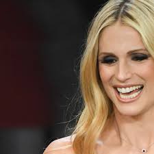 Scopri tutte le apparizioni televisive, le notizie, gli spettacoli e la biografia di michelle hunziker sul sito ufficiale della showgirl. Michelle Hunziker Sie Zeigt Sich Mit Babybauch Und Macht Eine Klare Ansage Bunte De