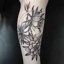 Justin Olivier On Instagram Super Fun One To End The Night Freehand Queen Of The Night Flowers And Crescent Moon Organic Tattoo Tatuagem Flor Dama Da Noite