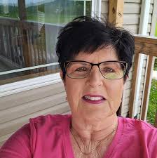 Who can cut naturally curly hair?