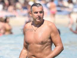 Είναι μια πολύ περίεργη χρονιά! Giwrgos Liagkas Se Paralia Ths Mykonoy Me To Magio Toy Kai Xwris Retoys
