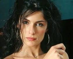 Anna Valle In Questo Nostro Amore 70 Ha Perso 14 Chili In Due Mesi Bellezza Bionda Donne Celebrita Donne Ispaniche