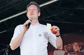 Hirschhausen verbindet medizinische inhalte mit humor und nachhaltigen botschaften. Eckart Von Hirschhausen Bei Der Klimademo In Stuttgart Ihr Seid Erwachsener Als Die Erwachsenen Stuttgart Stuttgarter Nachrichten