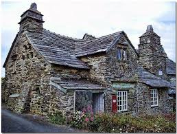 Tintagel Old Post Office Is A 14th Century Stone House Built To The Plan Of A Medieval Manor House Situated I Cornwall England Old Post Office British Seaside