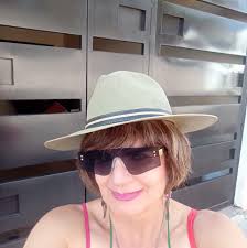 Cada persona tiene una inteligencia general, pero existen diferentes tipos  de inteligencia: lógico-matemática, espacial, quinestésica… Hay dos que son  clave para el éxito en la vida: la primera es la inteligencia intrapersonal,