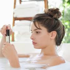 Benutzt man ein handy und dieses fällt ins wasser, besteht der einzige schaden darin, dass das gerät wahrscheinlich kaputt ist. Todlicher Unfall Zeigt Handys Gehoren Nicht In Die Badewanne Fit For Fun