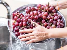 Passer Vos Fruits Et Legumes Sous L Eau Courante Ne Suffit Pas A Les Debarrasser De Tous Les Pesticides Qui Les Recouvrent Decouvrez Nos Astuces Pour